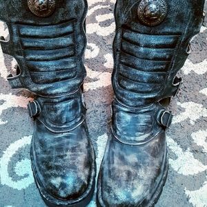 Burton Distressed "Ritual" Boots